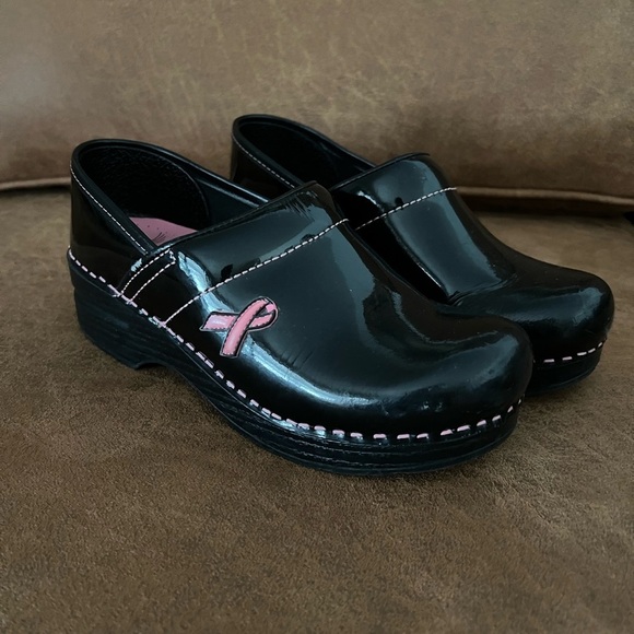 Womens black with pink stitching breast cancer awareness Dansko clogs - Picture 1 of 10